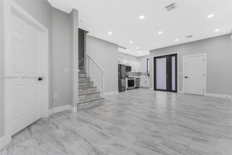 Propiedad comercial en venta en Miami, Florida, 409.42 m2 № 2363867 - foto 19