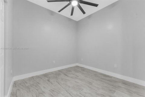 Propiedad comercial en venta en Miami, Florida, 409.42 m2 № 2363867 - foto 9