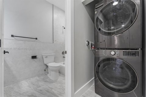 Propiedad comercial en venta en Miami, Florida, 409.42 m2 № 2363867 - foto 4