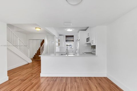 Touwnhouse à louer à Miami, Floride: 2 chambres, 119.38 m2 № 1946421 - photo 3