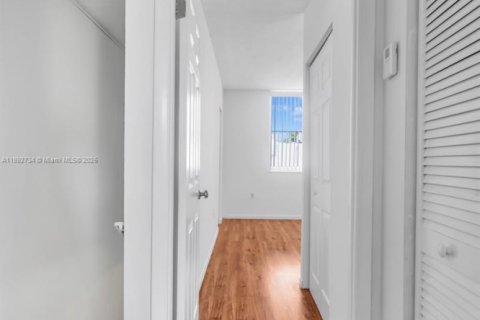 Touwnhouse à louer à Miami, Floride: 2 chambres, 119.38 m2 № 1946421 - photo 18
