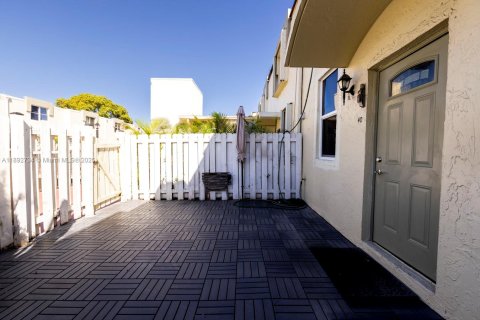 Touwnhouse à louer à Miami, Floride: 2 chambres, 119.38 m2 № 1946421 - photo 24