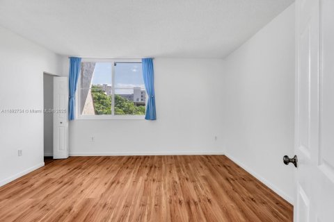 Touwnhouse à louer à Miami, Floride: 2 chambres, 119.38 m2 № 1946421 - photo 13