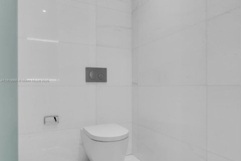 Condo in Miami, Florida, 2 bedrooms  № 2053916 - photo 17