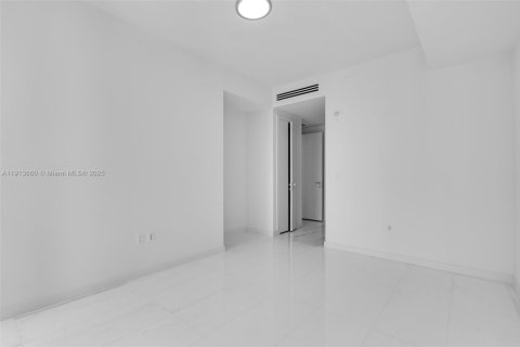 Condo in Miami, Florida, 2 bedrooms  № 2053916 - photo 13