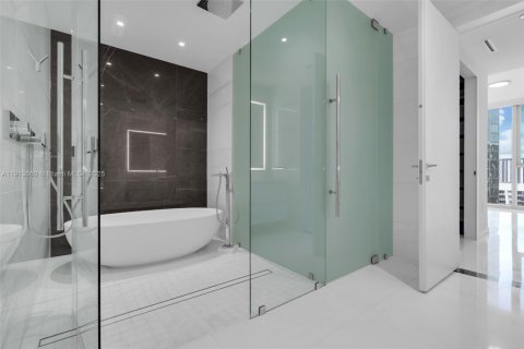 Condo in Miami, Florida, 2 bedrooms  № 2053916 - photo 16