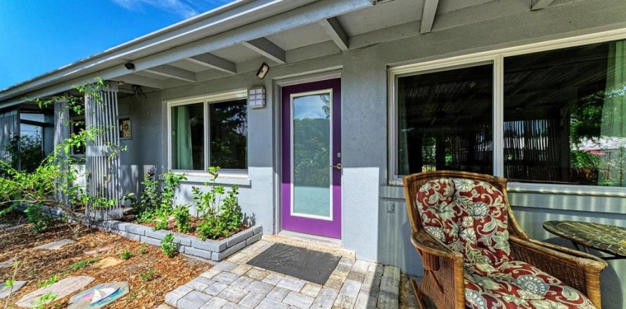 House in Sarasota, Florida 2 bedrooms, 93.65 sq.m. № 2142472
