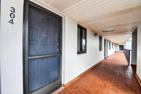 Condo in Lake Worth, Florida, 2 bedrooms  № 2245568 - photo 3