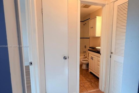 Copropriété à louer à Hollywood, Floride: 2 chambres, 98.01 m2 № 2169342 - photo 12