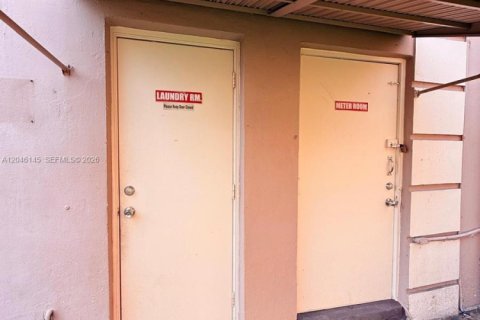 Copropriété à louer à Hollywood, Floride: 2 chambres, 98.01 m2 № 2169342 - photo 24