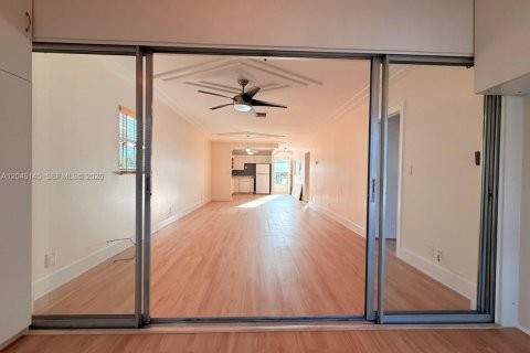 Copropriété à louer à Hollywood, Floride: 2 chambres, 98.01 m2 № 2169342 - photo 6