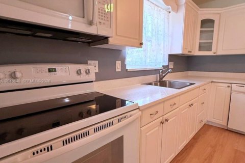 Copropriété à louer à Hollywood, Floride: 2 chambres, 98.01 m2 № 2169342 - photo 2
