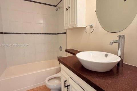 Copropriété à louer à Hollywood, Floride: 2 chambres, 98.01 m2 № 2169342 - photo 13
