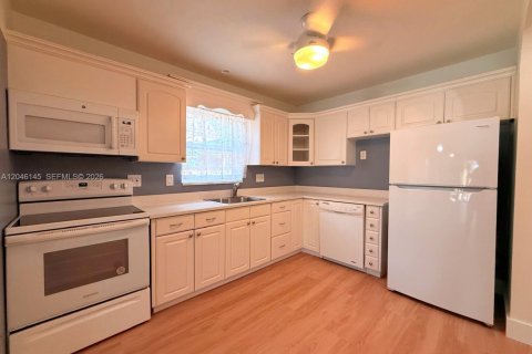Copropriété à louer à Hollywood, Floride: 2 chambres, 98.01 m2 № 2169342 - photo 3