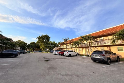 Copropriété à louer à Hollywood, Floride: 2 chambres, 98.01 m2 № 2169342 - photo 26