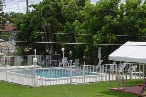 Copropriété à louer à Hollywood, Floride: 2 chambres, 98.01 m2 № 2169342 - photo 18
