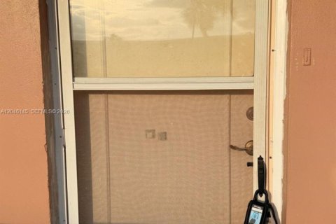 Copropriété à louer à Hollywood, Floride: 2 chambres, 98.01 m2 № 2169342 - photo 17
