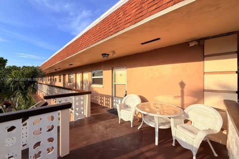 Copropriété à louer à Hollywood, Floride: 2 chambres, 98.01 m2 № 2169342 - photo 16