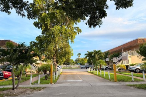 Copropriété à louer à Hollywood, Floride: 2 chambres, 98.01 m2 № 2169342 - photo 27