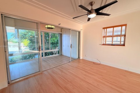 Copropriété à louer à Hollywood, Floride: 2 chambres, 98.01 m2 № 2169342 - photo 5