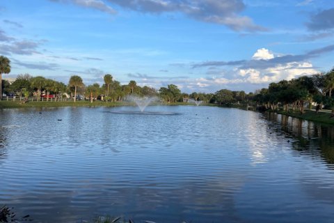 Condo in Palm Springs, Florida, 1 bedroom  № 1136523 - photo 1