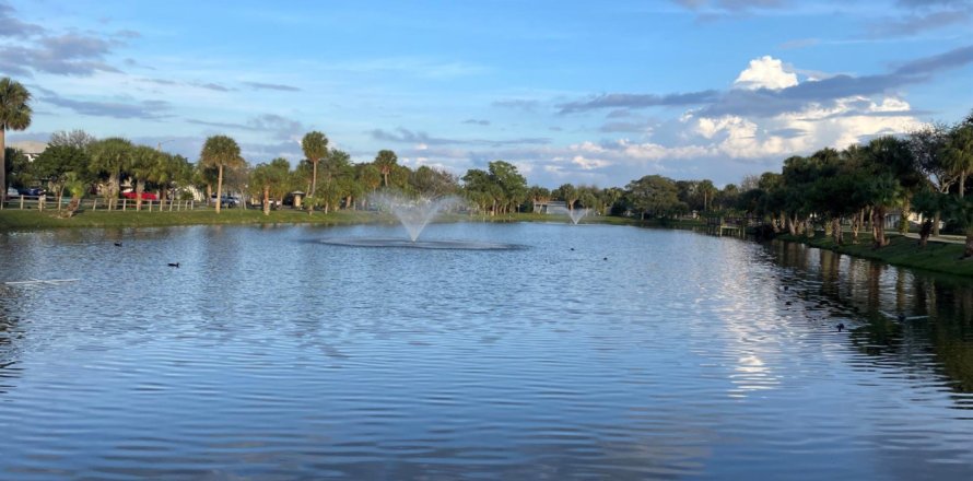 Condo in Palm Springs, Florida, 1 bedroom  № 1136523