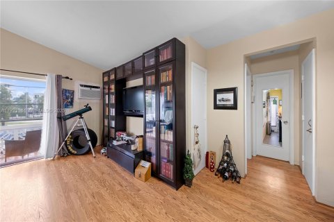 Condo in Miami Beach, Florida, 1 bedroom  № 1992094 - photo 20