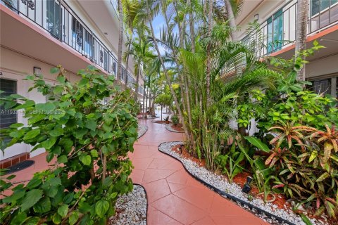 Condo in Miami Beach, Florida, 1 bedroom  № 1992094 - photo 6