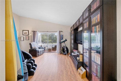 Condo in Miami Beach, Florida, 1 bedroom  № 1992094 - photo 16