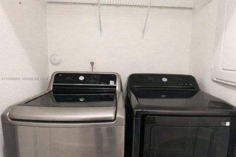 Снять в аренду таунхаус в Майами, Флорида 3 спальни, 167.6м2, № 2063341 - фото 16