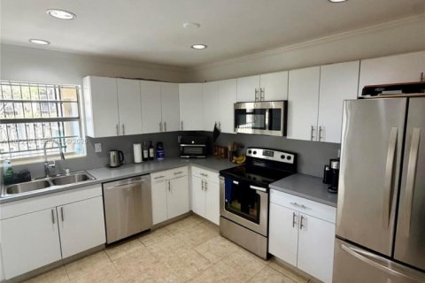 Touwnhouse à vendre à Miami, Floride: 2 chambres, 125.05 m2 № 2032821 - photo 8