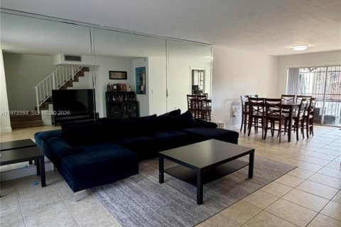 Touwnhouse à vendre à Miami, Floride: 2 chambres, 125.05 m2 № 2032821 - photo 3