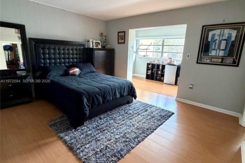 Touwnhouse à vendre à Miami, Floride: 2 chambres, 125.05 m2 № 2032821 - photo 13