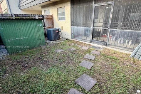 Touwnhouse à vendre à Miami, Floride: 2 chambres, 125.05 m2 № 2032821 - photo 28