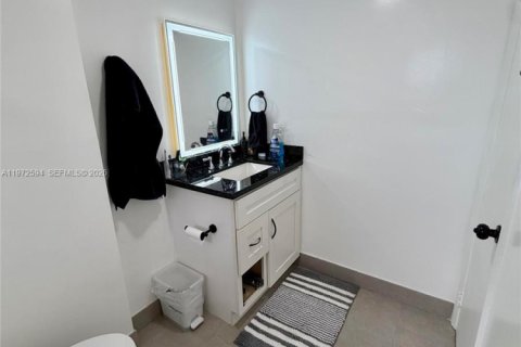 Touwnhouse à vendre à Miami, Floride: 2 chambres, 125.05 m2 № 2032821 - photo 17