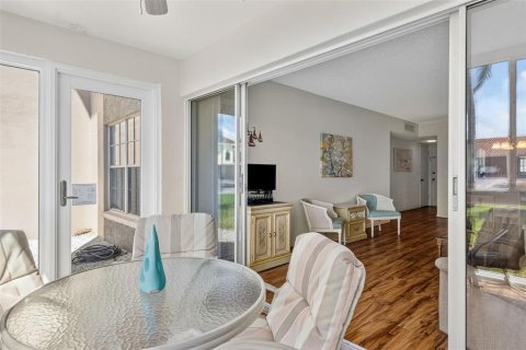 Condo in Largo, Florida, 1 bedroom  № 2377943 - photo 11