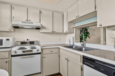 Condo in Largo, Florida, 1 bedroom  № 2377943 - photo 13