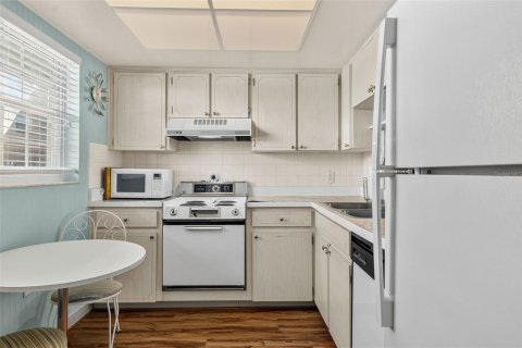 Condo in Largo, Florida, 1 bedroom  № 2377943 - photo 12