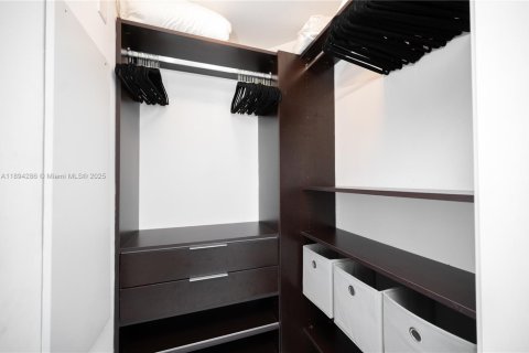 Condominio en alquiler en Miami, Florida, 1 dormitorio, 60.67 m2 № 1946091 - foto 18