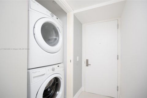 Condominio en alquiler en Miami, Florida, 1 dormitorio, 60.67 m2 № 1946091 - foto 17