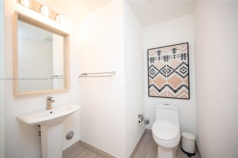 Condominio en alquiler en Miami, Florida, 1 dormitorio, 60.67 m2 № 1946091 - foto 9