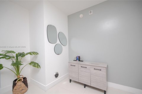Condominio en alquiler en Miami, Florida, 1 dormitorio, 60.67 m2 № 1946091 - foto 8