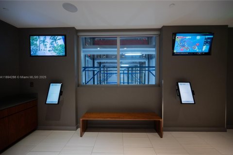 Condominio en alquiler en Miami, Florida, 1 dormitorio, 60.67 m2 № 1946091 - foto 27