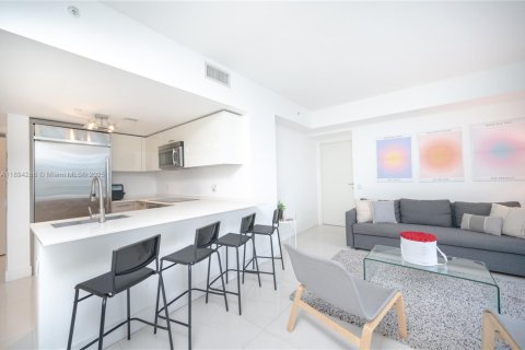 Condominio en alquiler en Miami, Florida, 1 dormitorio, 60.67 m2 № 1946091 - foto 4