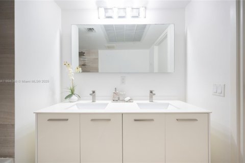Condominio en alquiler en Miami, Florida, 1 dormitorio, 60.67 m2 № 1946091 - foto 16