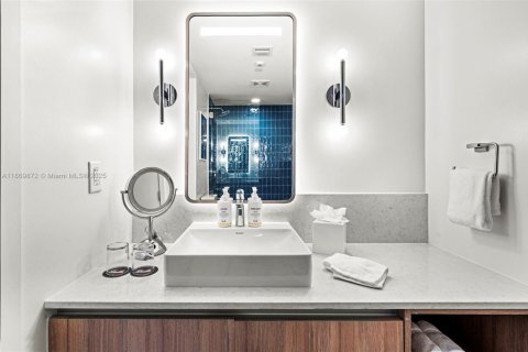 Condo in Miami, Florida, 2 bedrooms  № 2018423 - photo 7