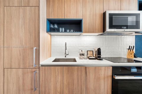 Condo in Miami, Florida, 2 bedrooms  № 2018423 - photo 13