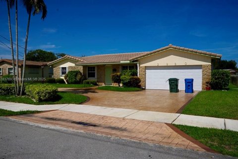 House in Oakland Park, Florida 3 bedrooms, 288.74 sq.m. № 1825951 - photo 2