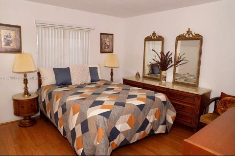 House in Oakland Park, Florida 3 bedrooms, 288.74 sq.m. № 1825951 - photo 15
