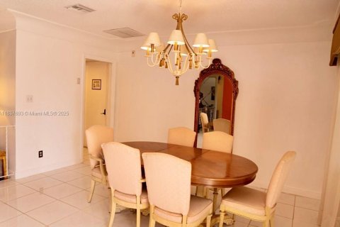 House in Oakland Park, Florida 3 bedrooms, 288.74 sq.m. № 1825951 - photo 26